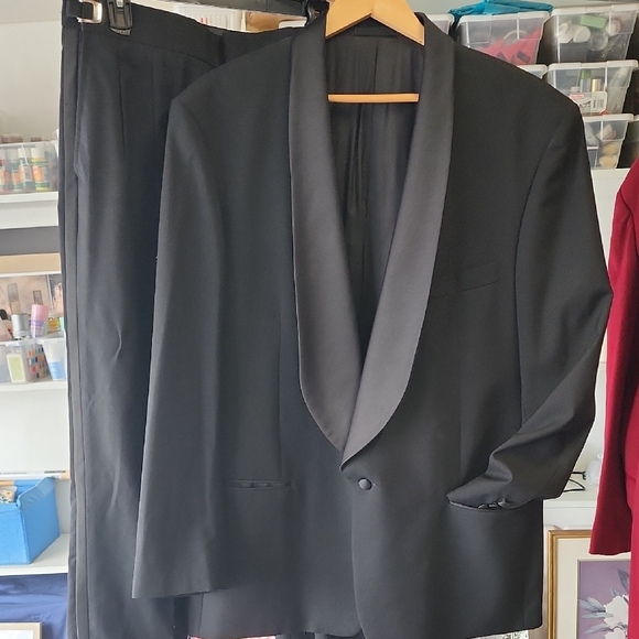 Elegant Black Men's Tuxedo with Satin Lapel